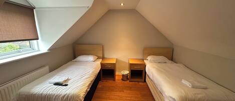 Deluxe Twin Room | Desk, bed sheets