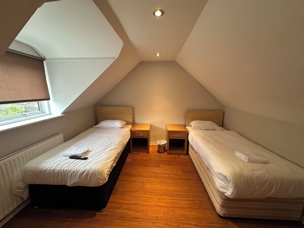 Deluxe Twin Room | Desk, bed sheets