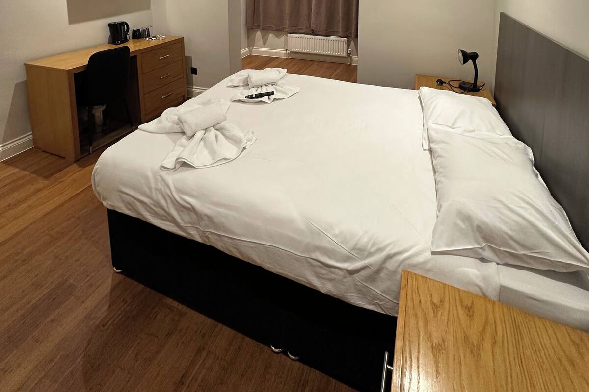 Deluxe Double Room | Desk, bed sheets