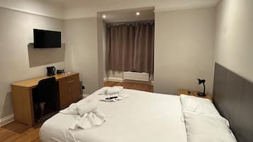 Escritorio y ropa de cama