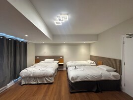 Deluxe Twin Room | Desk, soundproofing, iron/ironing board, bed sheets