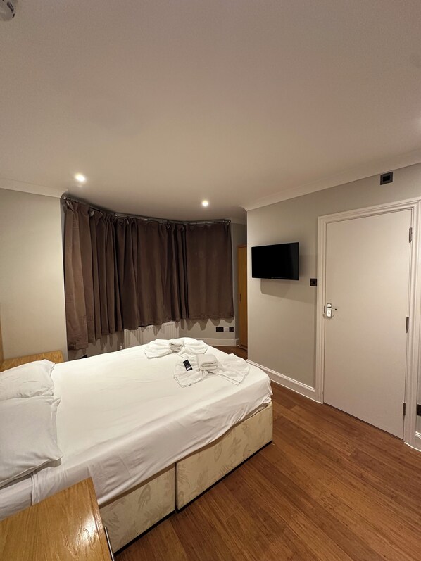 Deluxe Double Room | Desk, bed sheets