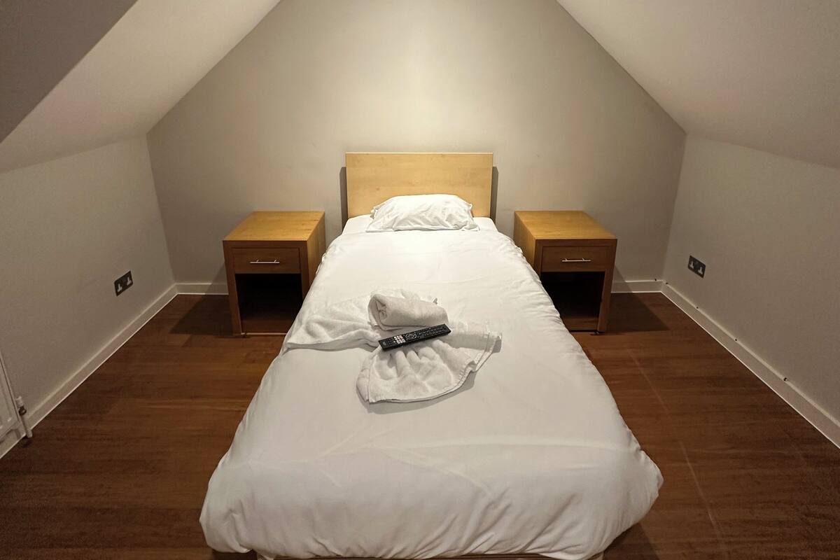 Deluxe Single Room | Desk, bed sheets