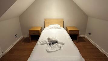 Escritorio y ropa de cama