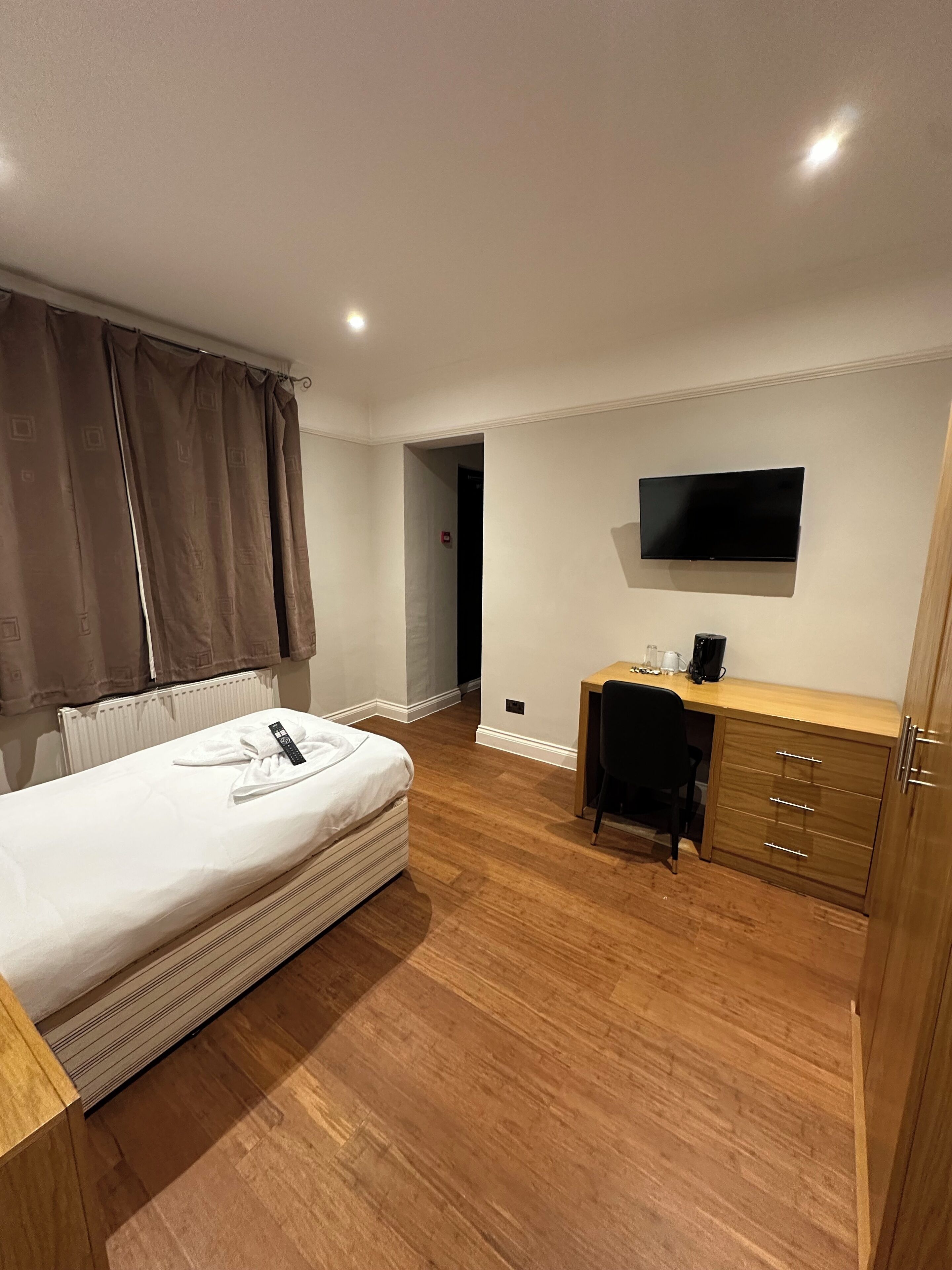 Deluxe Single Room | Desk, soundproofing, iron/ironing board, bed sheets