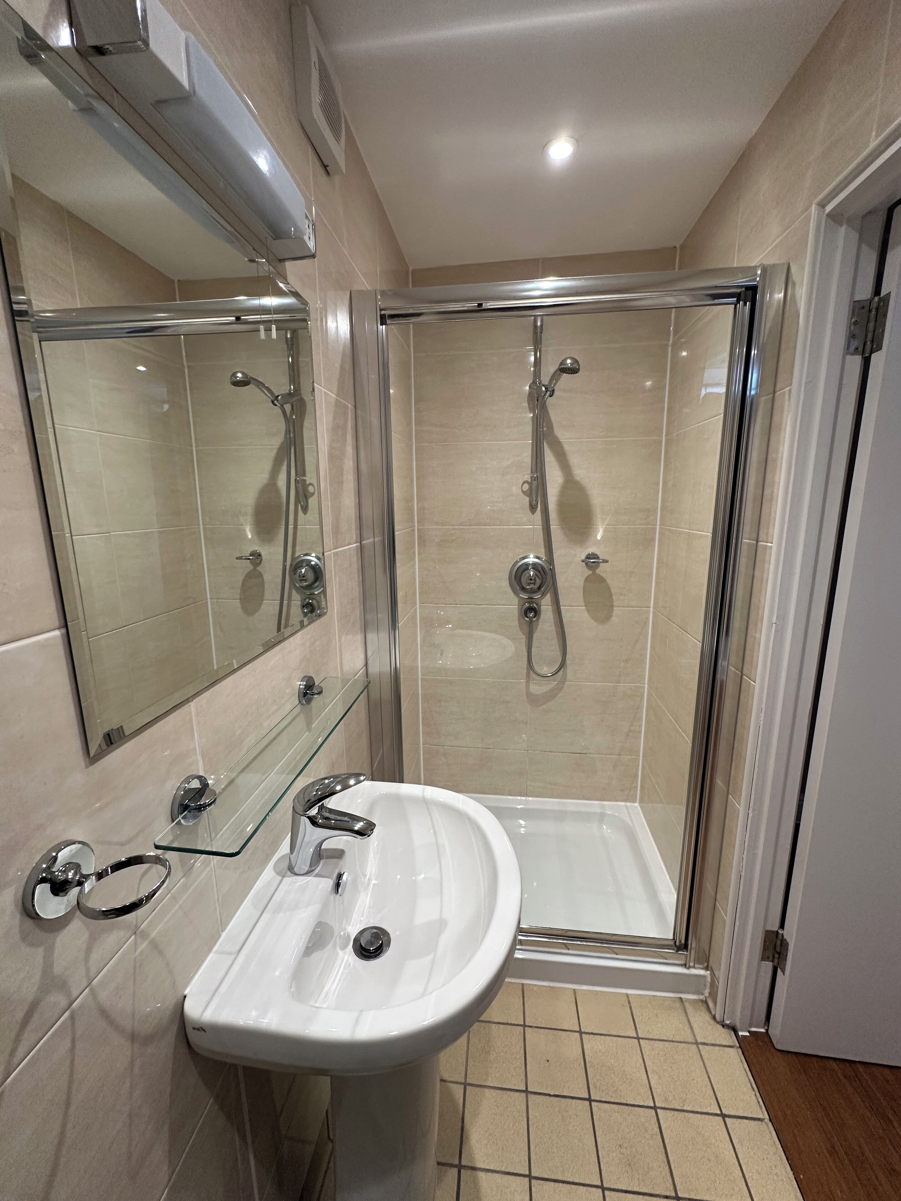 مكتب وتجهيزات عازلة للصوت ومكواة/لوح كي وملاءات أسرّة