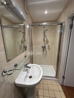 Escritorio, sistema de insonorización y tabla de planchar con plancha 