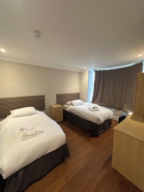Deluxe Twin Room | Desk, soundproofing, iron/ironing board, bed sheets - Cavendish Hotel (High Wycombe)