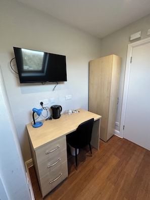 Desk, soundproofing, iron/ironing board, bed sheets - Cavendish Hotel (High Wycombe)