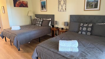 1 slaapkamer, een strijkplank/strijkijzer, gratis wifi, beddengoed
