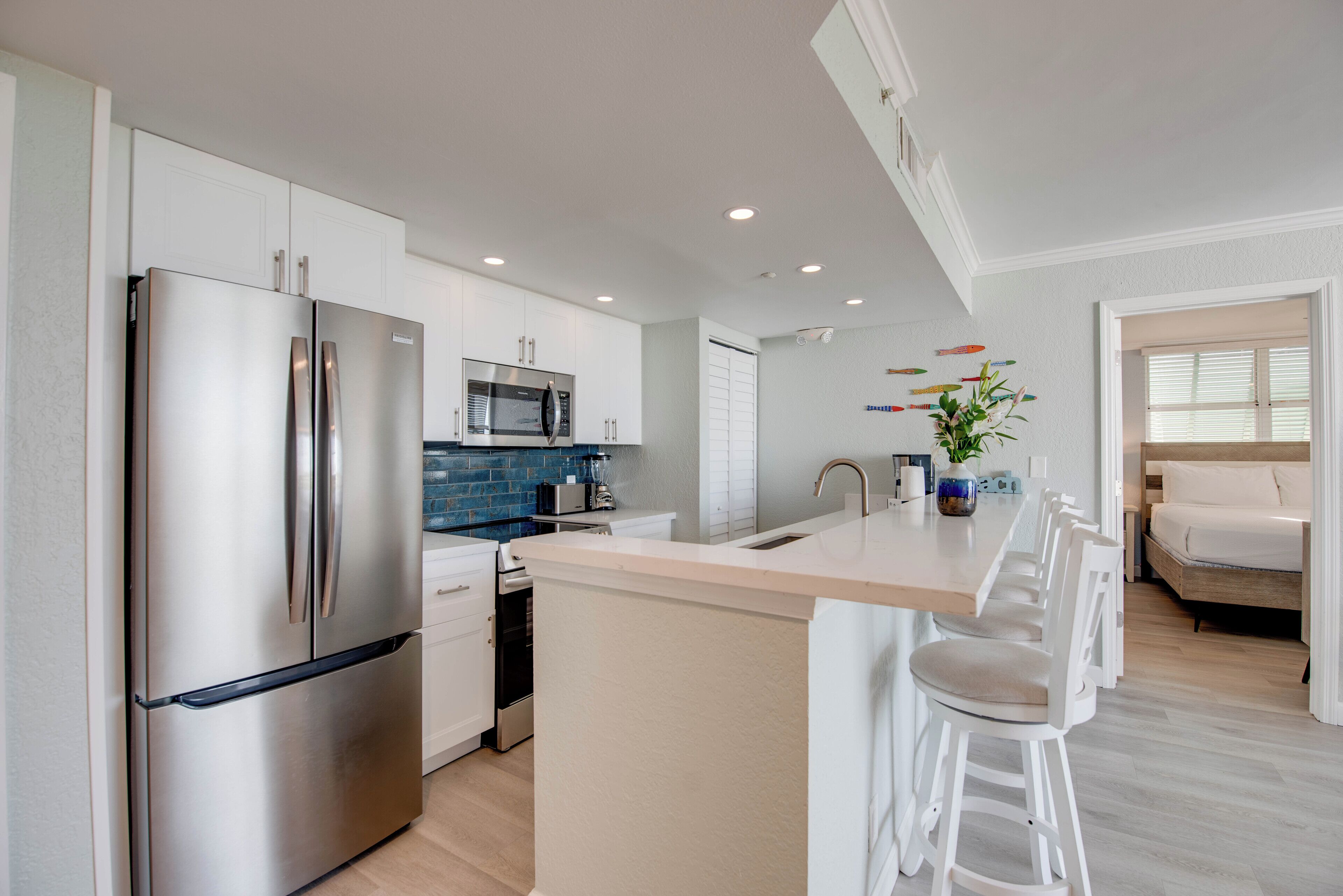 Kjøleskap, mikrobølgeovn, ovn og kokeplater