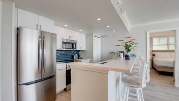 Kjøleskap, mikrobølgeovn, ovn og kokeplater