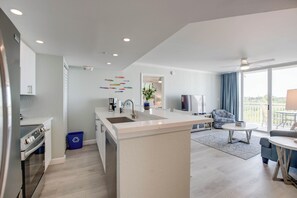 Køleskab, mikrobølgeovn, ovn, kogeplade