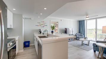 Réfrigérateur, micro-ondes, four, plaque de cuisson