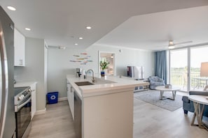 Réfrigérateur, four à micro-ondes, un four, surface de cuisson