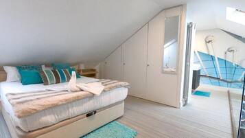 Deluxe Apartment | Laptop workspace, iron/ironing board, free WiFi