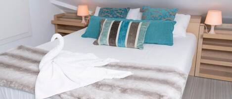 Deluxe Apartment | Laptop workspace, iron/ironing board, free WiFi