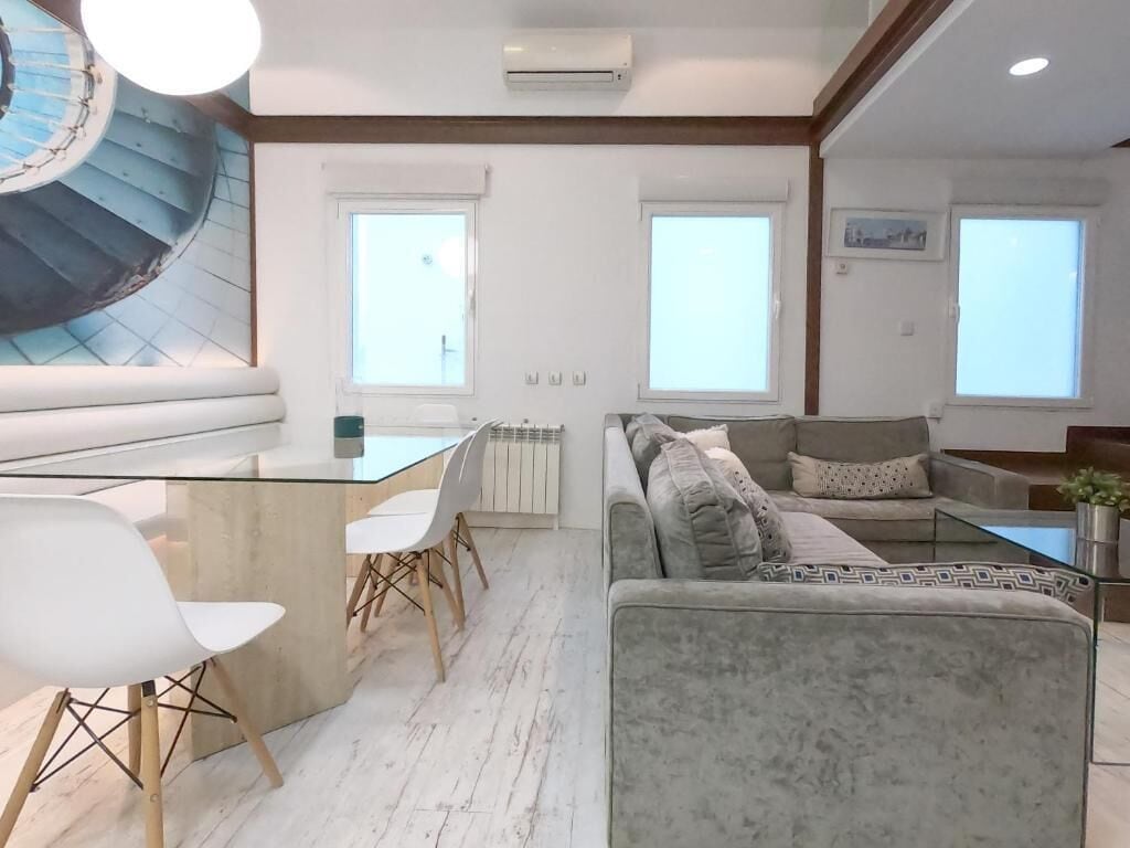 Deluxe-Apartment | Wohnbereich | Flachbildfernseher