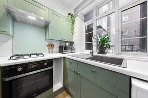 Fridge, microwave, oven, stovetop - *Modern Spacious 3 Bedroom flat in Central London* (London)