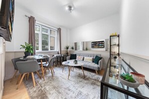 Dining - *Modern Spacious 3 Bedroom flat in Central London* (London)