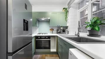 Frigorifero, microonde, forno, piano cottura