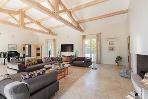 تلفزيون، مدفأة، ستيريو