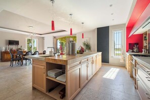 Fridge, microwave, oven, stovetop - Domaine Sainte Cecile du Parc (Pézenas)