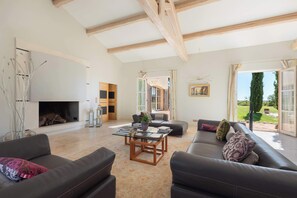 Téléviseur, foyer, table de baby-foot, chaîne audio