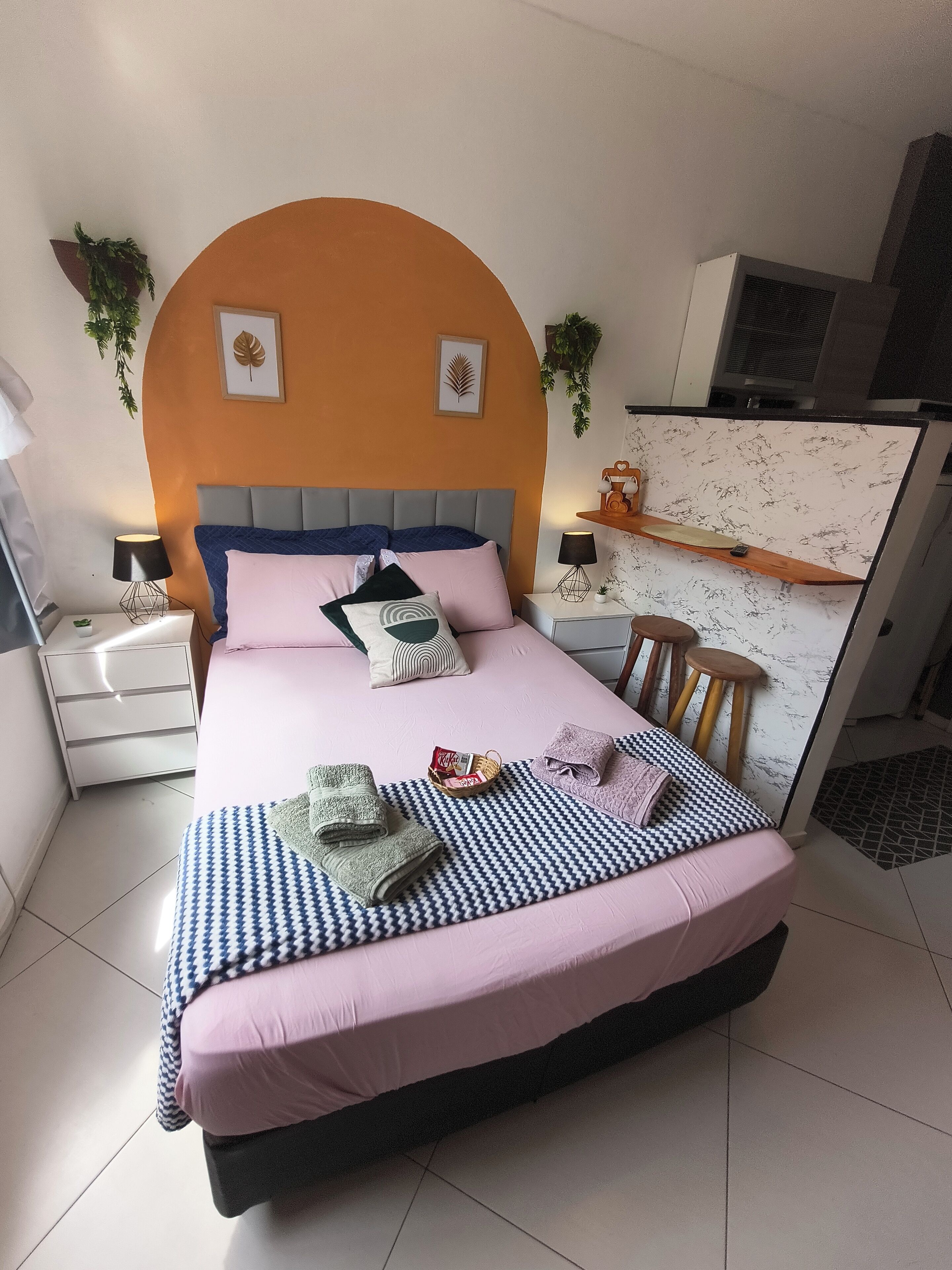 1 Schlafzimmer, Zimmersafe, Schreibtisch, Bügeleisen/Bügelbrett