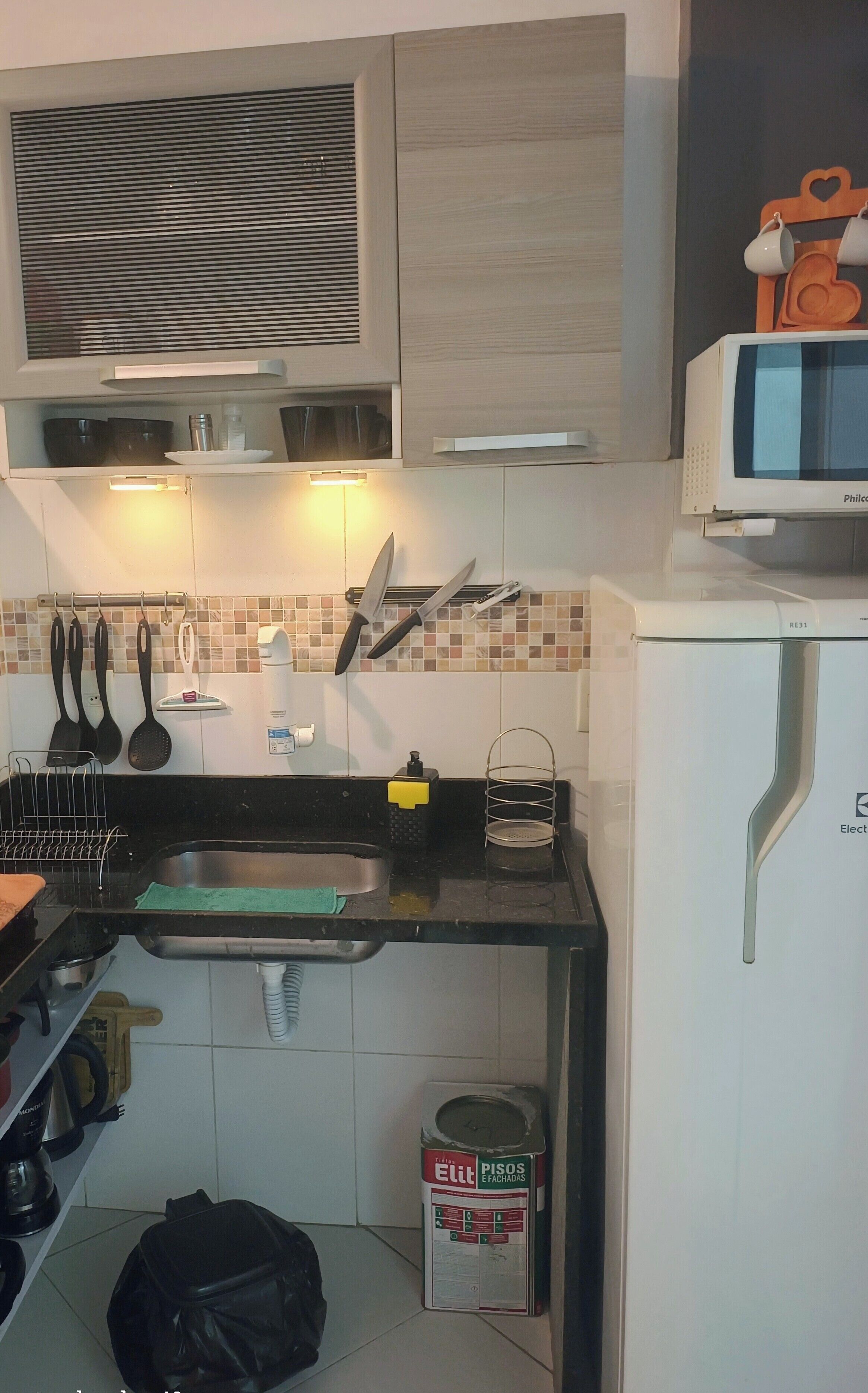 Refrigerador, microondas, parrilla de estufa y cafetera y tetera 