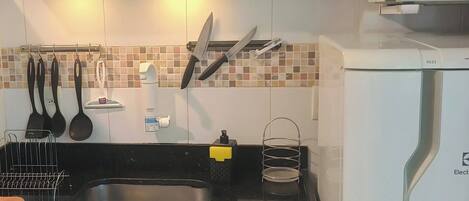 Frigorifero, microonde, piano cottura, macchina per tè/caffè