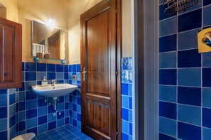 Regadera, secadora de cabello, toallas 