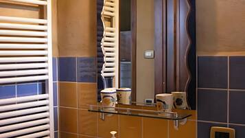 Douche, sĂšche-cheveux, serviettes fournies