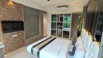 Deluxe Double Room, City View | Desk, laptop workspace, free WiFi