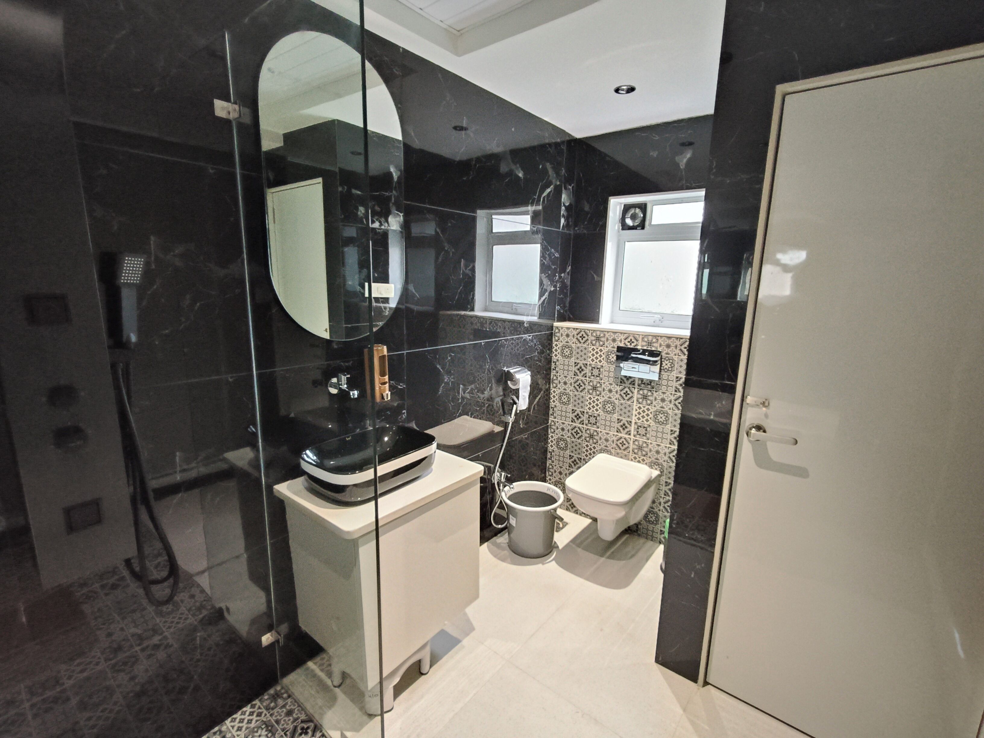 Schreibtisch, laptopgeeigneter Arbeitsplatz, kostenloses WLAN