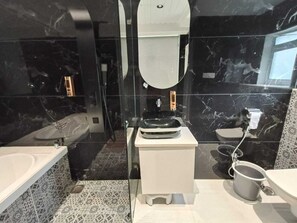 Executive-Zimmer | Badezimmer | Dusche, Handtücher, Seife, Shampoo