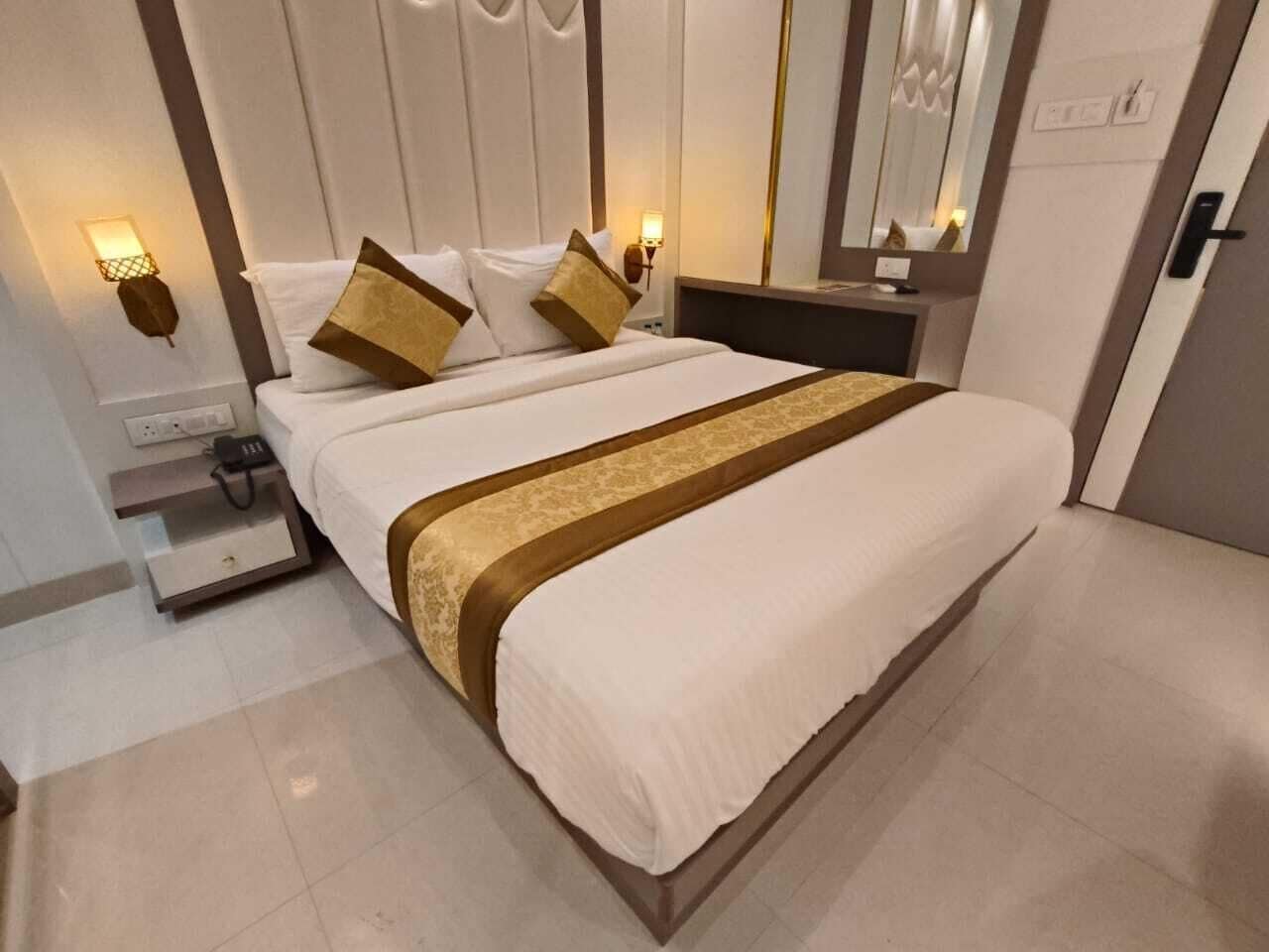 Deluxe dubbelrum - utsikt mot staden | Skrivbord, arbetsyta för laptop och gratis wi-fi