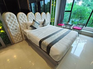 Escriptori, espai de treball apte per a portàtils i wifi gratuïta 