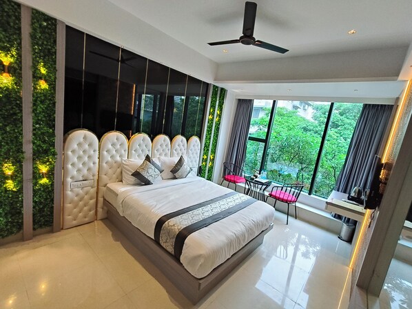 Een bureau, een laptopwerkplek, gratis wifi