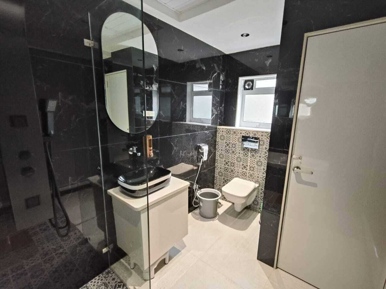 Quarto executivo | Banheiro | Chuveiro, toalhas de banho, sabonete, shampoo