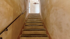 Una escalera con barandilla que lleva a una plataforma con una pequeña mesa.