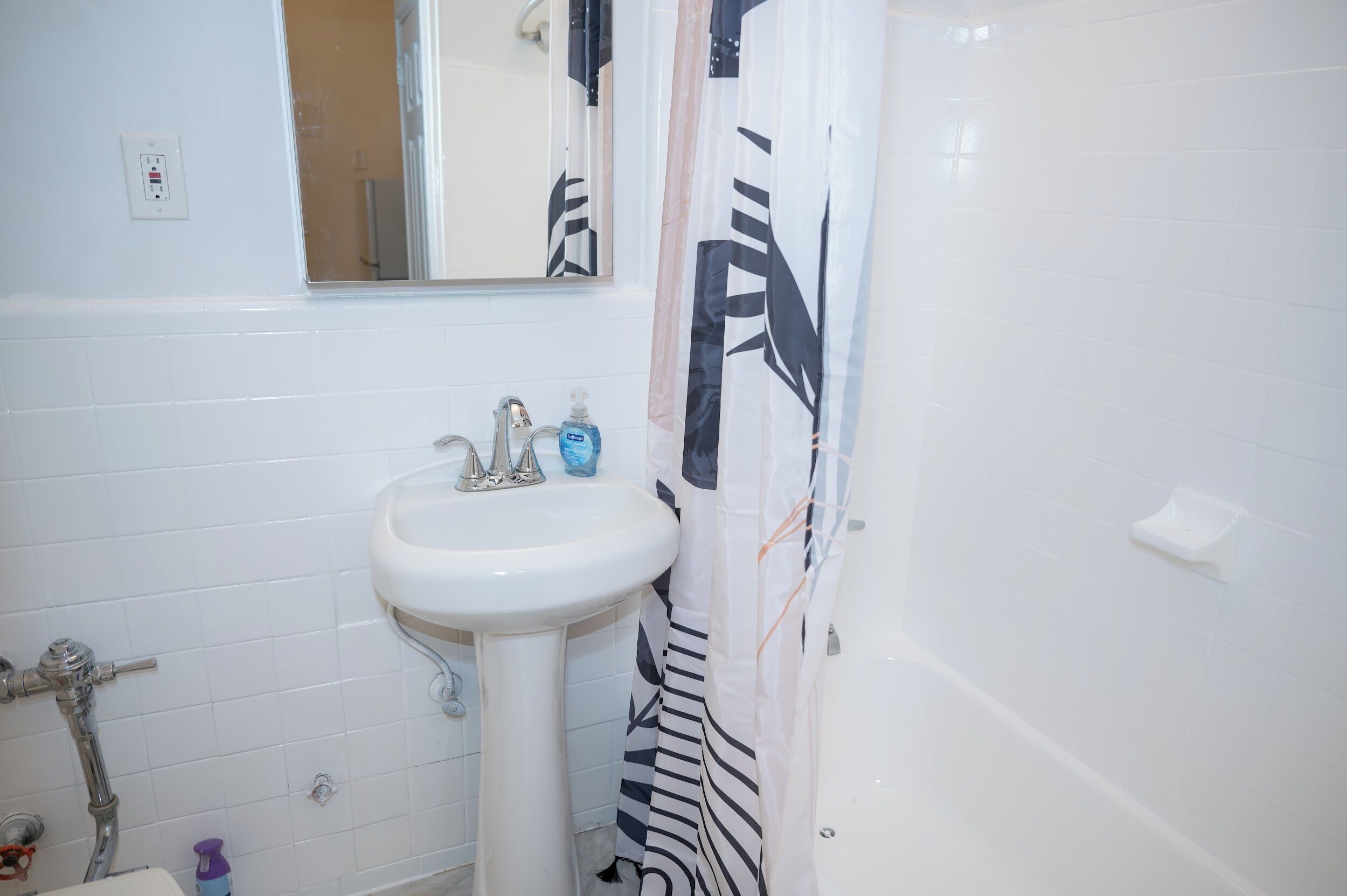 Secadora de cabello, toallas, jabón, papel de baño 