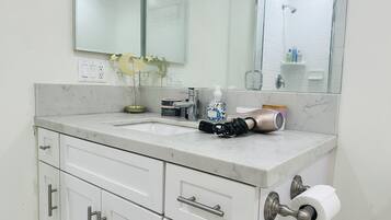 吹风机、毛巾、肥皂、卫生纸