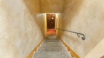 Eine Treppe mit Handlauf führt zu einer Tür oben.
