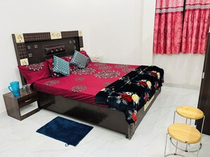 Deluxe-Zimmer | Schreibtisch, laptopgeeigneter Arbeitsplatz