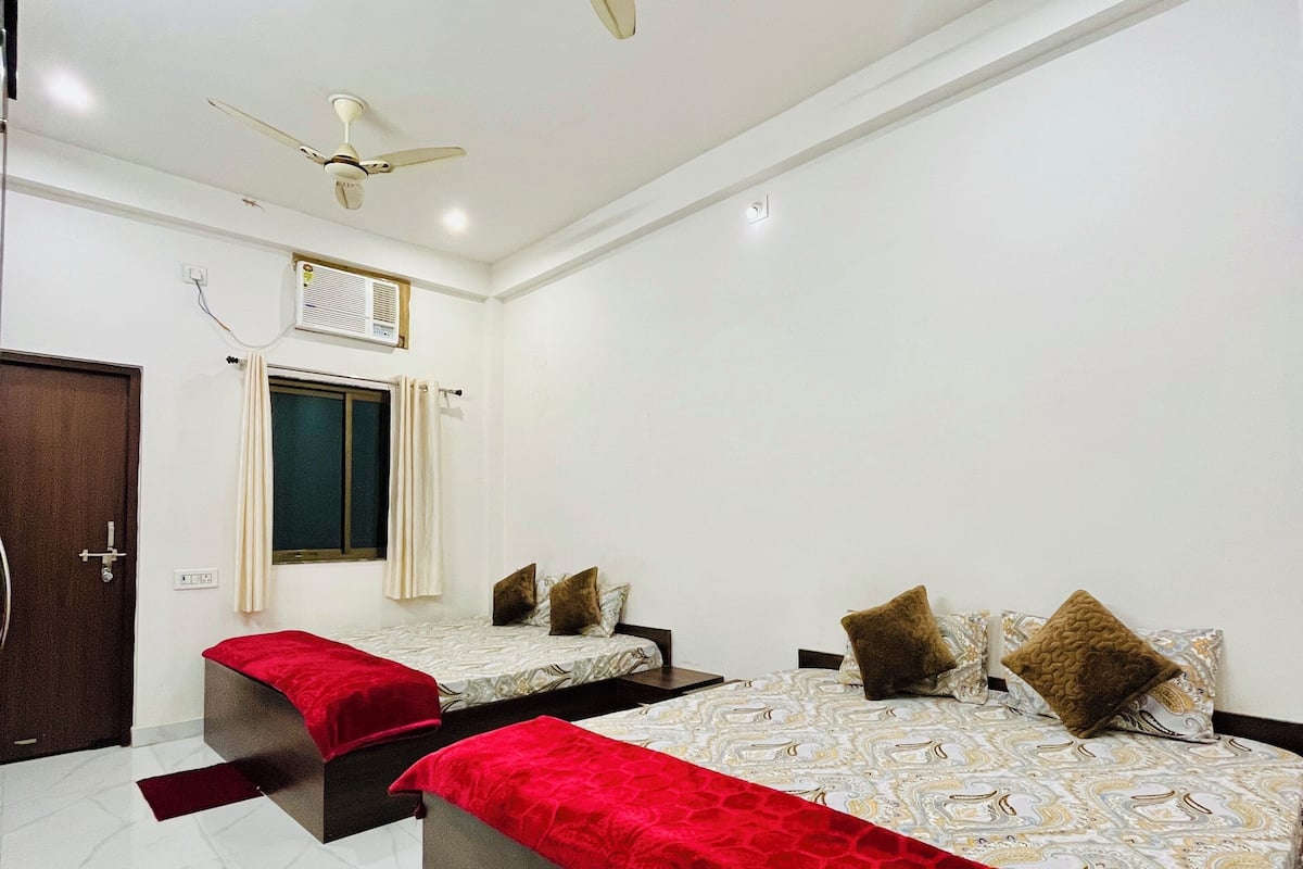 Deluxe Room, 1 Double Bed, City View | Desk, laptop workspace