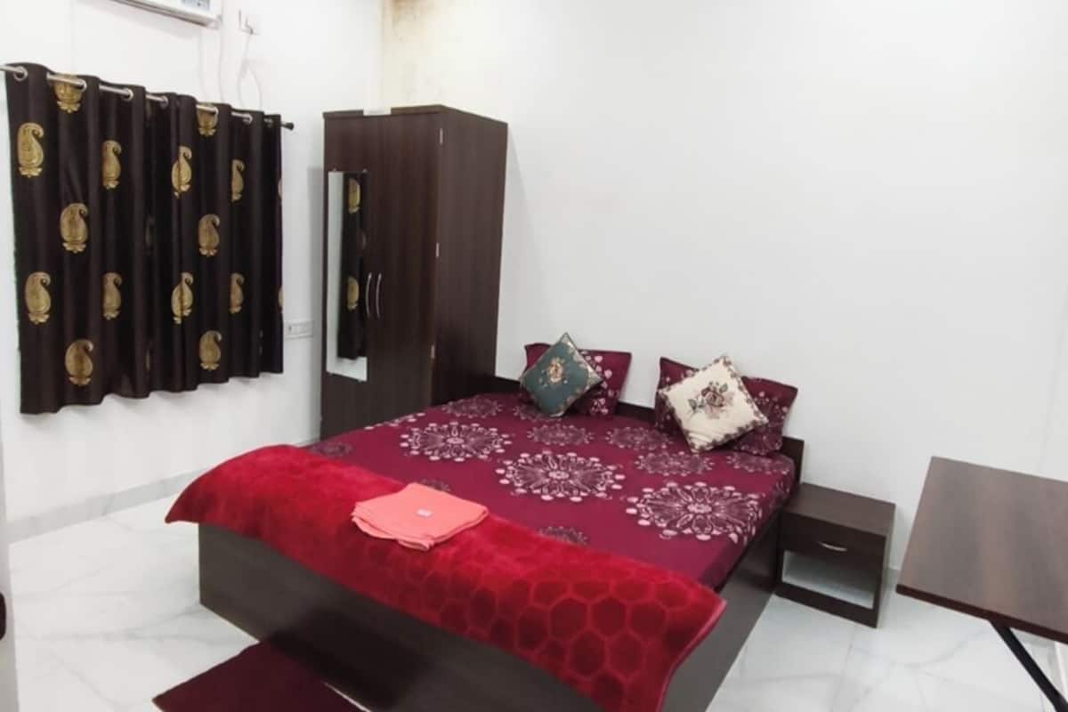 Deluxe Room | Desk, laptop workspace