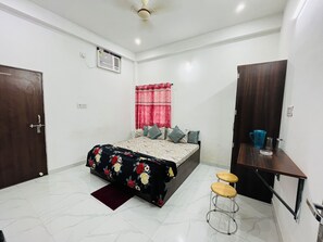 Deluxe Room | Desk, laptop workspace