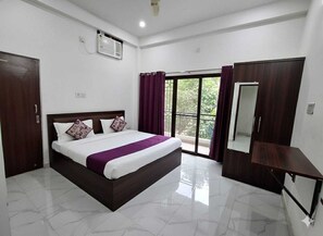 Desk, laptop workspace - AVR MOTEL (Varanasi)