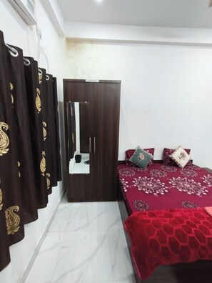 디럭스룸 | 책상, 노트북 작업 공간